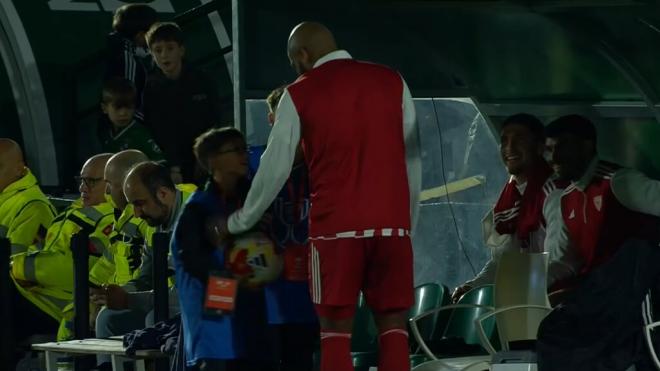 Marcao, bromeando con los recogepelotas.