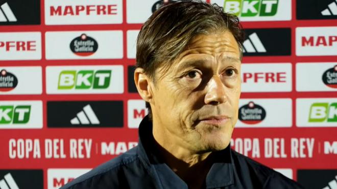 Matías Almeyda, atendiendo a los medios.