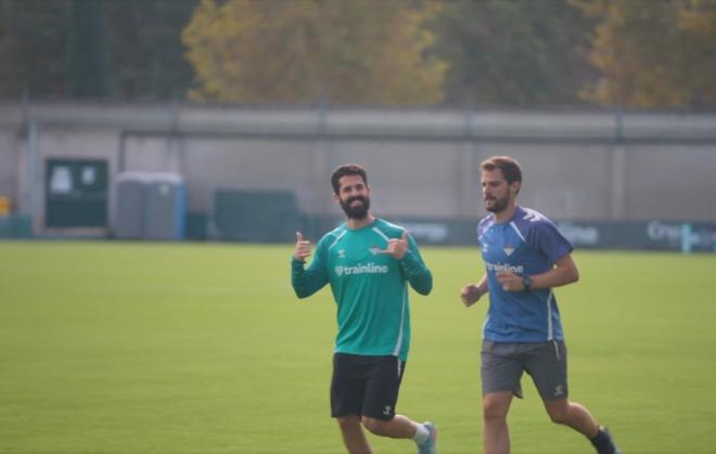 Isco Alarcón, corriendo sobre el césped de la ciudad deportiva.