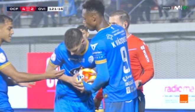 La surrealista pelea de dos jugadores del Ourense por tirar el penalti contra el Oviedo