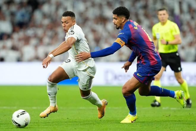Ronald Araujo con Kylian Mbappé (Foto: Cordon Press)