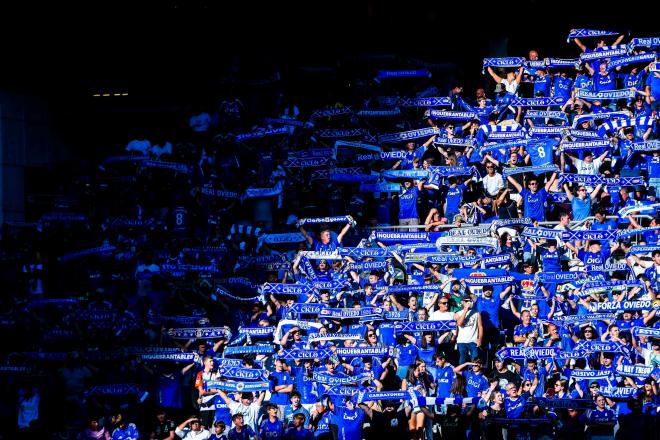 Aficionados del Real Oviedo en el Carlos Tartiere (Foto: LALIGA).