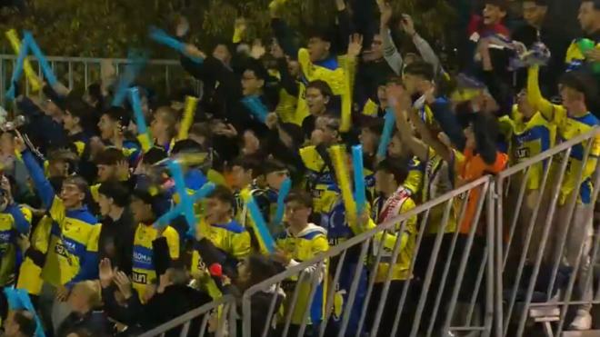 La afición del Yuncos celebrando la vuelta de la luz (Captura de @MovistarFutbol)