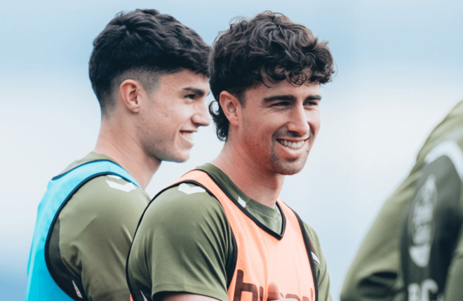 Hugo González y Andrés Antañón con el primer equipo (Foto: Celta).