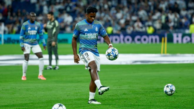 Endrick en el calentamiento de El Clásico (EFE)