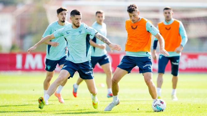 Oihan Sancet y Vesga en la sesión de entrenamiento coral vista en Lezama (Foto: Athletic Club).