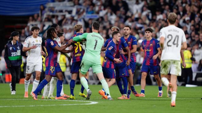 La discusión al final de El Clásico entre los jugadores del Real Madrid y FC Barcelona (Cordon Pr