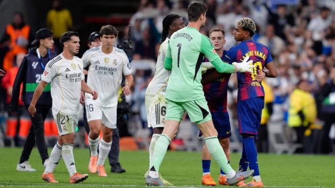 Thibaut Courtois enfadado con Lamine Yamal (Cordon Press)