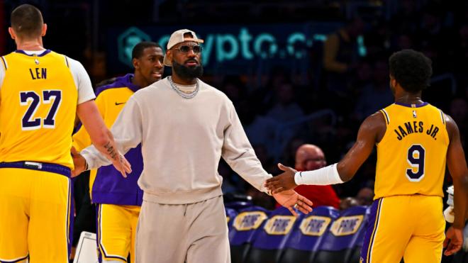Alex Len, con Lebron y Bronny James (Foto: Cordon Press)