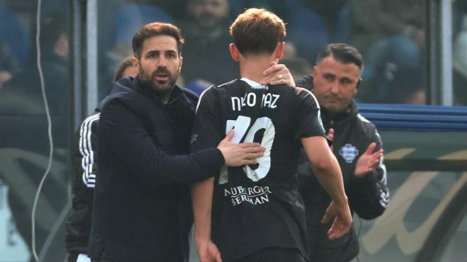 Nico Paz junto a Cesc Fábregas (Cordon Press)