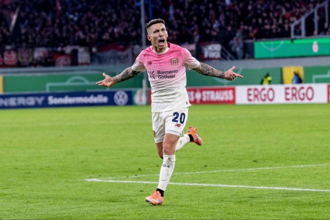 Alejandro Grimaldo celebrando un gol de falta (Bayer Leverkusen)