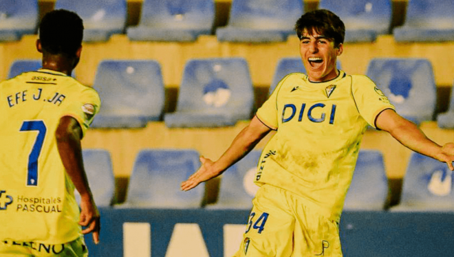 Juan Díaz celebra su gol con el Cádiz ante el UCAM Murcia (Foto: CCF).