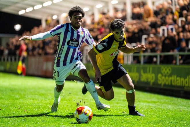 Julien Ponceu tratando de defender a un rival del Club Portugalete