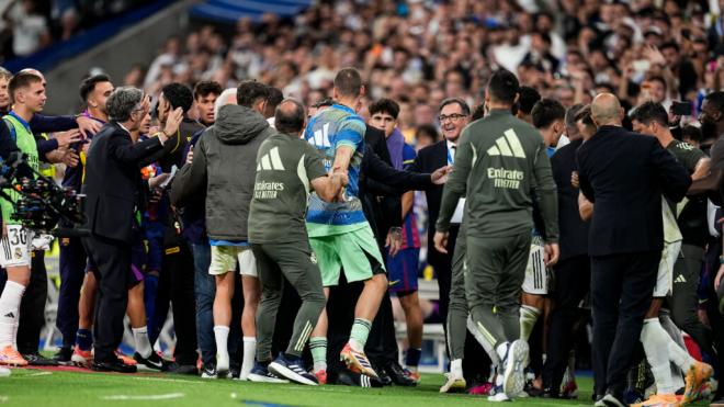 Andriy Lunin en la tangana del Clásico (Fuente: Europa Press)