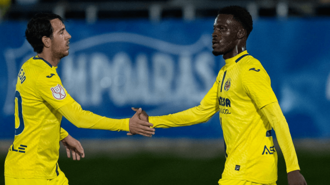 Parejo y Oluwaseyi celebran un gol del Villarreal en Lucena (Foto: VCF).