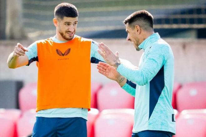 Oihan Sancet y Yuri Berchiche hablan en un entrenamiento en Lezama (Foto: Athletic Club).