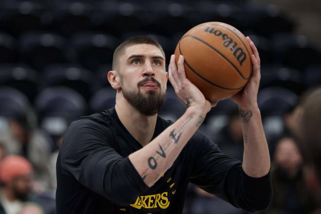 Alex Len en un calentamiento con los Lakers (Foto: Cordon Press)