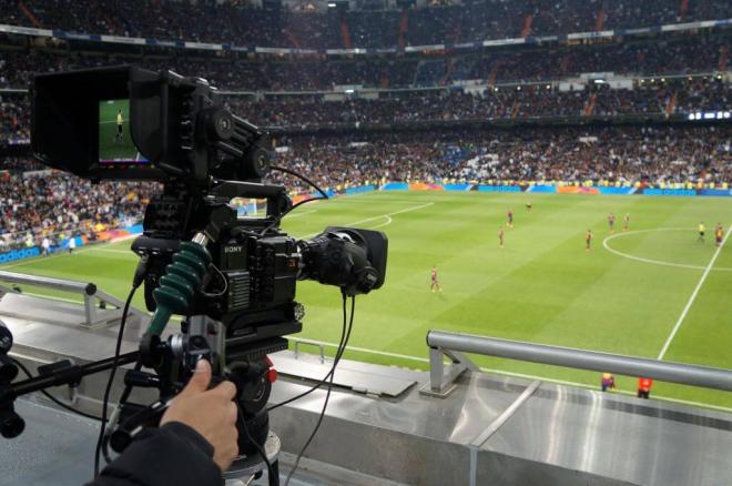 Una cámara de televisión, en el Bernabéu (Archivo).