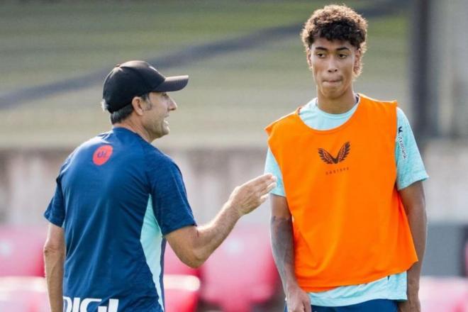 Instrucciones de Ernesto Valverde al joven Selton Sánchez en un entrenamiento en Lezama (Foto: Athletic Club).