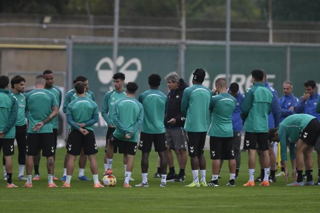 Imagen del entrenamiento de este miércoles bajo la lluvia (Foto: Kiko Hurtado)