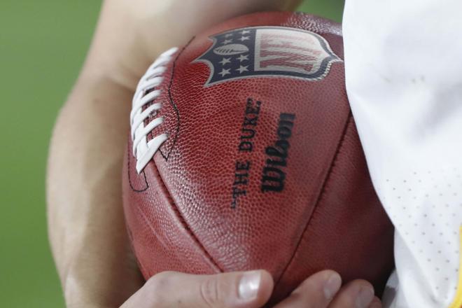 El balón de la NFL con Wilson (Wilson)