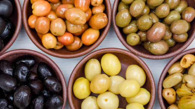 Diversos tipos de aceitunas en cuencos (Foto: Freepik)