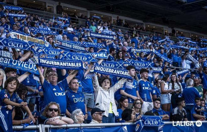 Aficionados del Real Oviedo en el Carlos Tartiere (Foto: LALIGA).