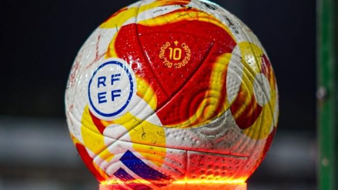 El balón de la Copa del Rey  (X: @CyDLeonesa)