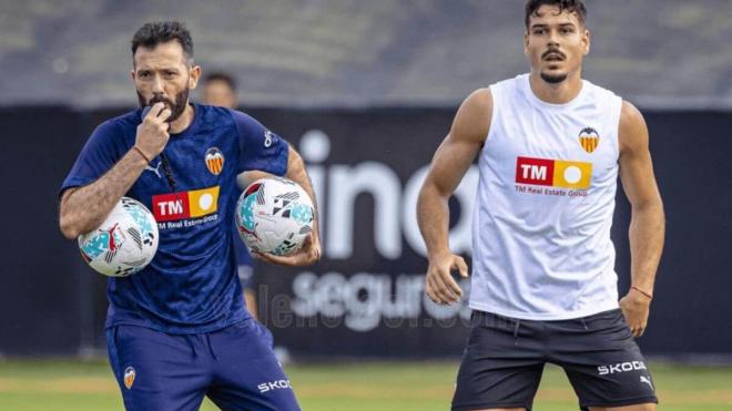 Corberán y Ugrinic (Foto: Valencia CF)