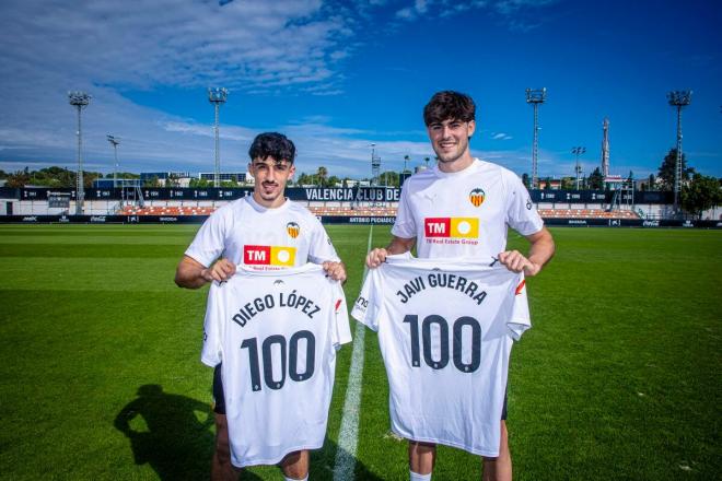 Diego López y Javi Guerra cumplen cien partidos con el Valencia CF