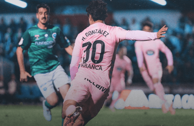 Hugo Álvarez intenta un remate (Foto: Celta).