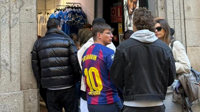 Arshavin con la camiseta del Barça en Madrid (Redes Sociales)