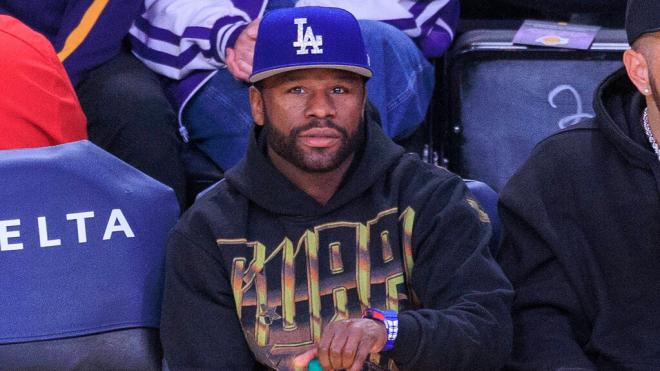 Floyd Mayweather viendo un partido de la NBA (Cordon Press)