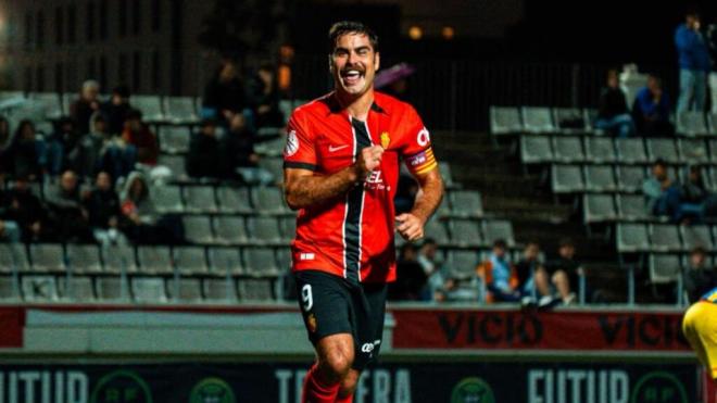 Abdón Prats, celebrando un gol con el Mallorca ante el Sant Just en Copa (Foto: RCD Mallorca).