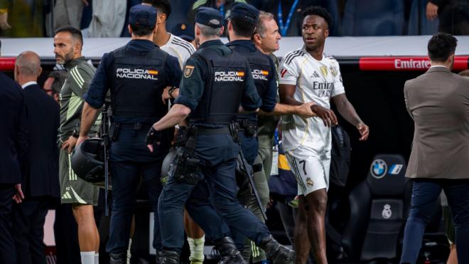 Vinicius Jr siendo escoltado por la Policía Nacional tras el partido frente al FC Barcelona (Cordo