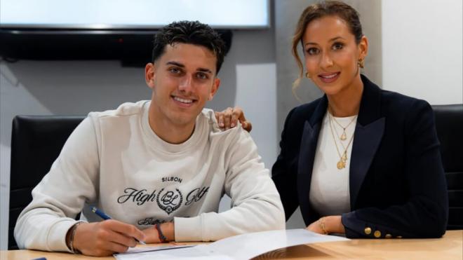José Reyes y su madre, Ana López, firmando la renovación con el Real Madrid (Instagram)