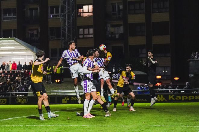 Jugadores del Real Valladolid, ante el Portugalete (Foto: Real Valladolid).