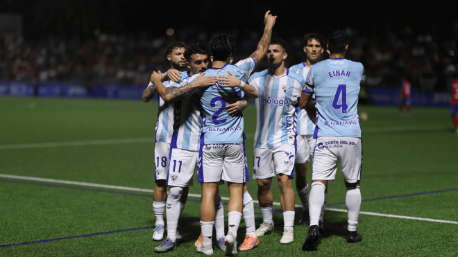 Los jugadores del Málaga celebran el gol de Lobete en Estepona (Foto: Cordon Press).