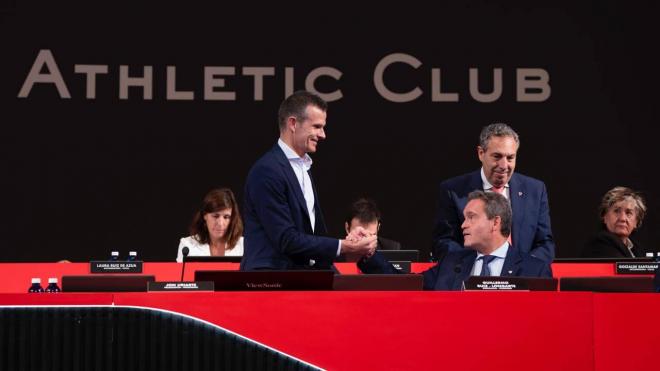 Jon Uriarte felicita a Ruiz-Longarte en la Asamblea (Foto: Athletic Club).