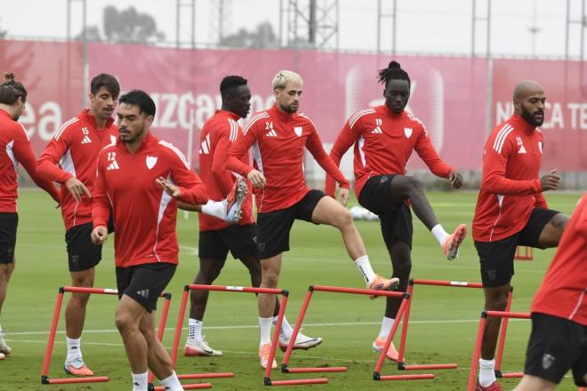 Entrenamiento del Sevilla FC de este jueves en la ciudad deportiva (Foto: Kiko Hurtado).