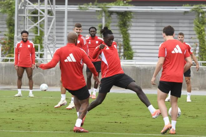 Batista Mendy, en el rondo con Tanguy Nianzou y César Azpilicueta de fondo (Foto: Kiko Hurtado).