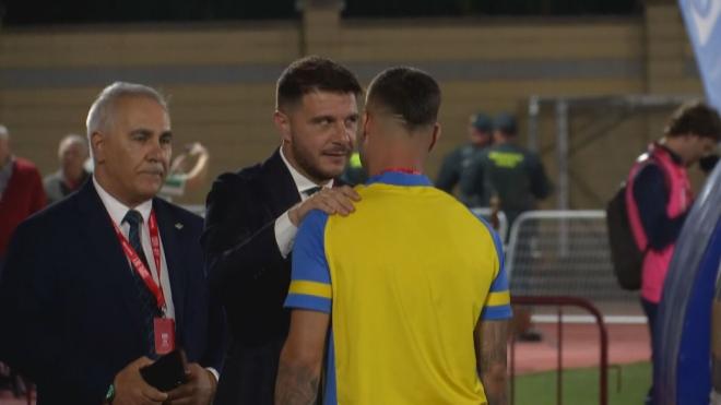 Sergio León saluda a Joaquín antes del Palma del Río-Betis (ElDesmarque)