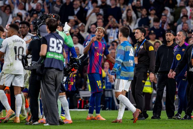 Lamine Yamal contra los jugadores del Real Madrid (Cordon Press)