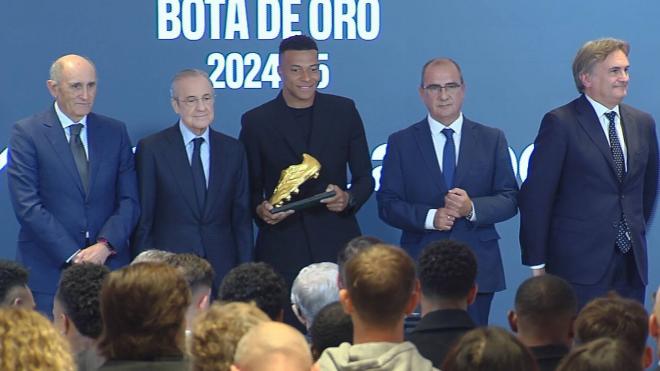 Kylian Mbappé con la Bota de Oro (Fuente: ElDesmarque)