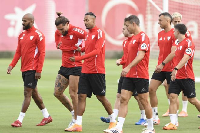 Los jugadores del Sevilla, en el entrenamiento de este viernes (Foto: Kiko Hurtado).
