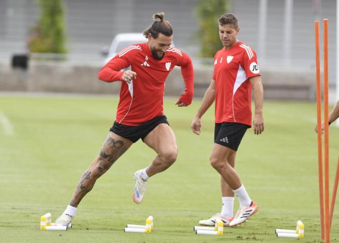 Gudelj y Azpilicueta, en el entrenamiento de este viernes (Foto: Kiko Hurtado).