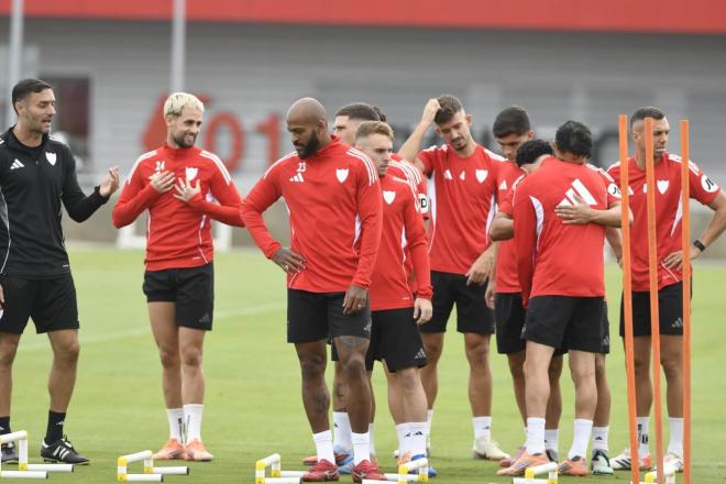 Los jugadores del Sevilla, en un entrenamiento reciente (Foto: Kiko Hurtado).