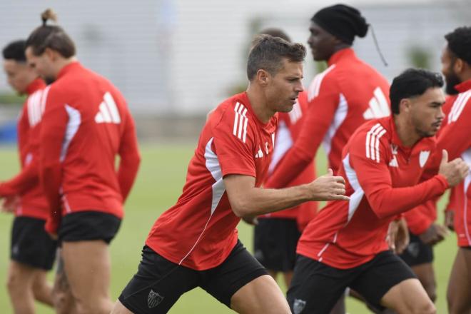 Azpilicueta, en el entrenamiento de este viernes (Foto: Kiko Hurtado).