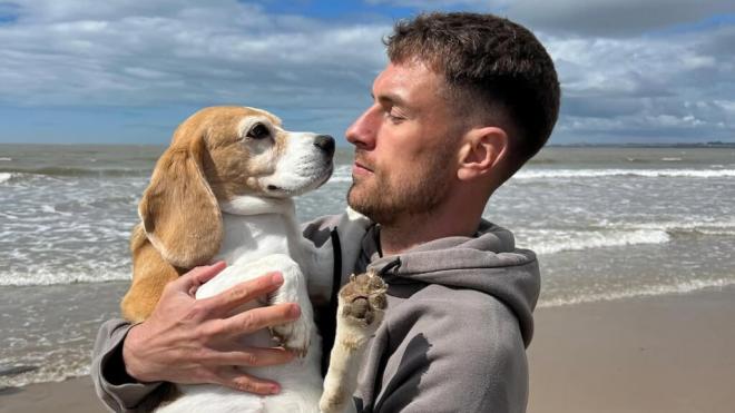 Aaron Ramsey con su perrita Halo (Instagram)