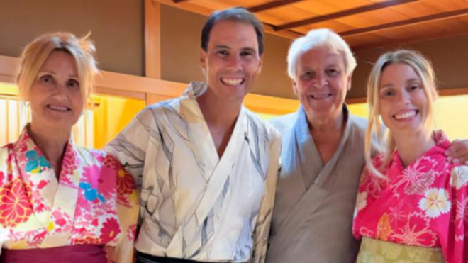 Rafa Nadal, sus padres y su hermana, disfrutando de las vacaciones en Japón con un kimono (@rafael